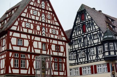 Rothenburg ob der Tauber, Bavyera, Almanya 'da, dar bir ortaçağ caddesinde geleneksel yarı keresteli evler. 