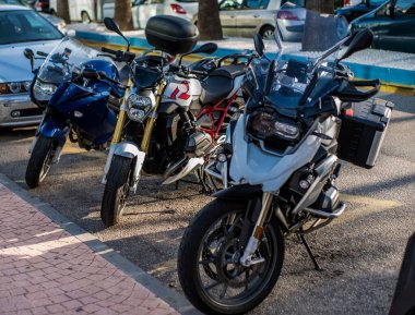 Üç motosiklet dağ yolunda gitmeye hazır.