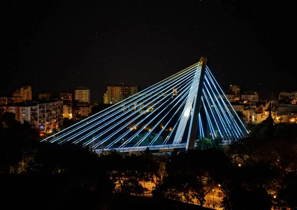 Puente de Marbella iluminado por la noche con ledes azules —  Fotos de Stock
