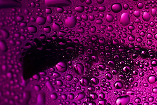 Gotas de água em vidro. Roxo belo fundo abstrato. Macro — Fotografia de Stock