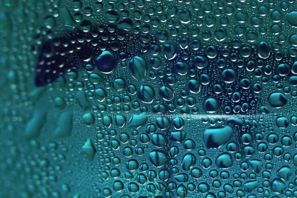 Gotas de água em vidro. Azul bonito fundo abstrato. Macro — Fotografia de Stock