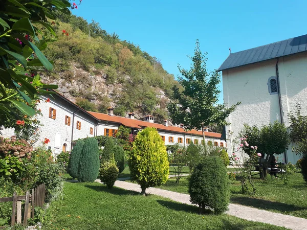 Moraca Manastırı 'nın resim bahçesinde. Karadağ.