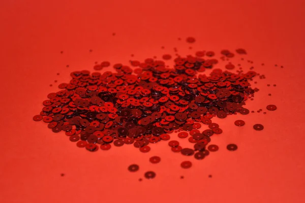 Brilha vermelha no fundo vermelho. Contexto comemorativo. Explosão vermelha de Confetti . — Fotografia de Stock