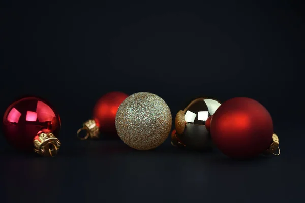Siyah arka planda izole edilmiş Xmas topları. Noel topları süslemesi. Kış konsepti
