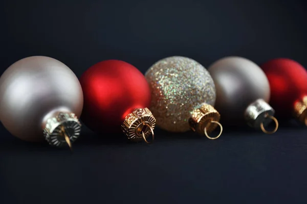 Bolas de Navidad aisladas sobre fondo negro. Decoración de bolas de Navidad. Concepto de invierno — Foto de Stock