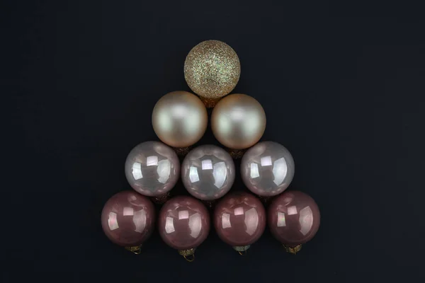 Collage de nombreuses boules de Noël sous la forme d'un sapin de Noël pour la nouvelle année. Arbre de Noël stylisé . — Photo