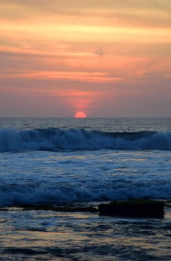 tropikal günbatımı okyanus.