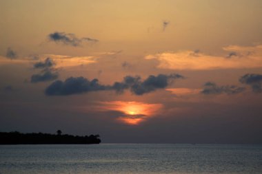 tropikal günbatımı okyanus.