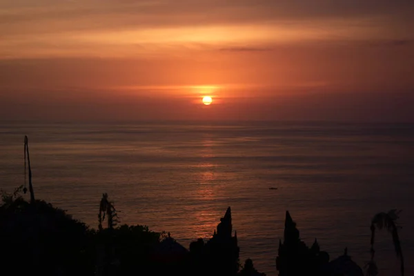 tropikal günbatımı okyanus.