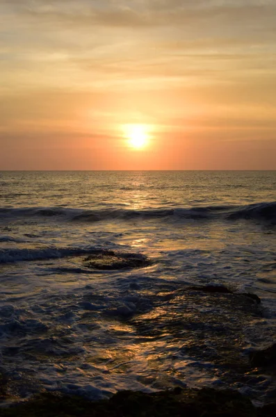 tropikal günbatımı okyanus.