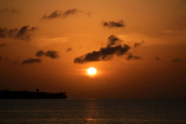 tropikal günbatımı okyanus.