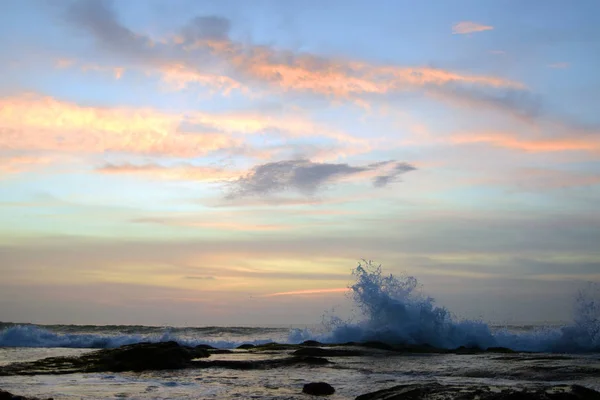 Tropikal günbatımı alçak okyanusun üzerinde.