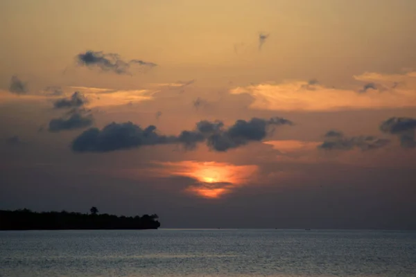 tropikal günbatımı okyanus.