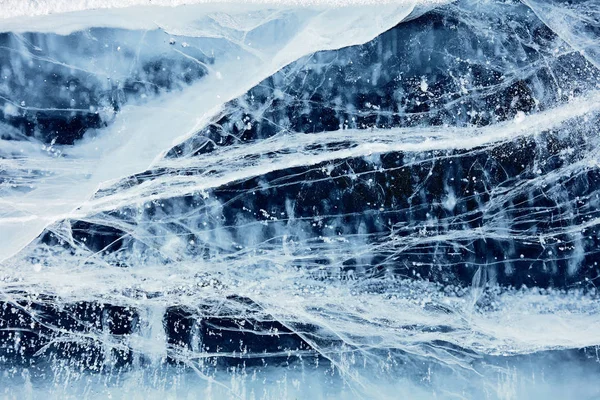 Textura de hielo del lago Baikal en Siberia. hielo del lago azul . —  Fotos de Stock