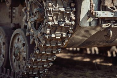 Tırtıl ve çalışan tank. Tırtılla çalışan bir dişlinin parçası. 