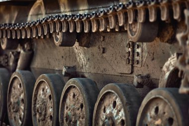 Tırtıl ve çalışan tank. Tırtılla çalışan bir dişlinin parçası. 