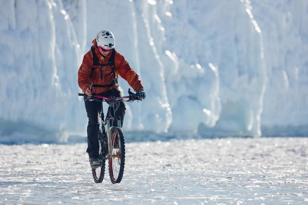 Fahrradtouristen auf dem zugefrorenen See. Reisen auf Sportfahrrädern auf der — Stockfoto