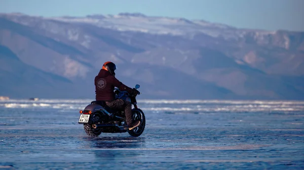 Biker auf Motorrad-Harley davidson auf einem zugefrorenen See. — Stockfoto