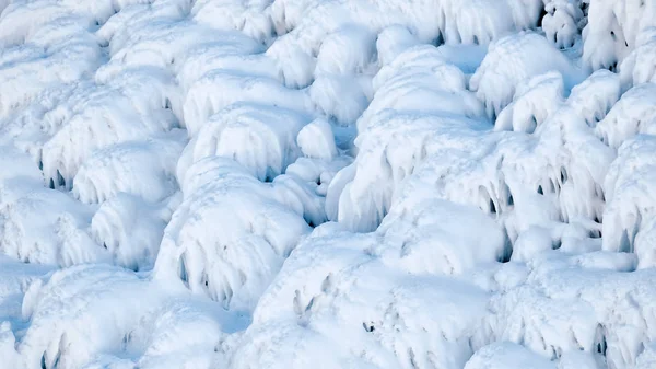 Formaciones de hielo. Formas de agua congelada . —  Fotos de Stock