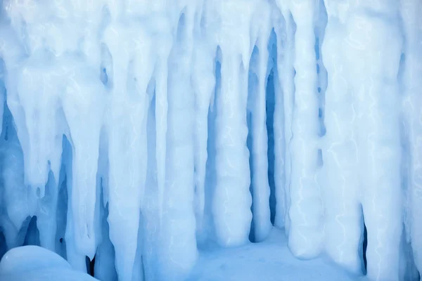Formaciones de hielo. Formas de agua congelada . —  Fotos de Stock