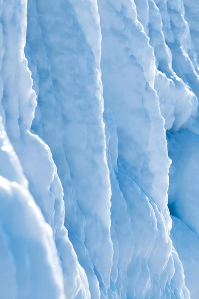 Formazioni di ghiaccio. Forme di acqua congelata . — Foto Stock