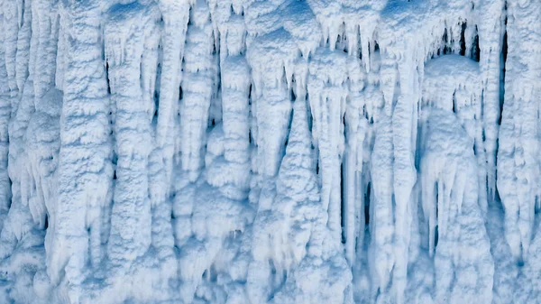 Formaciones de hielo. Formas de agua congelada . — Foto de Stock