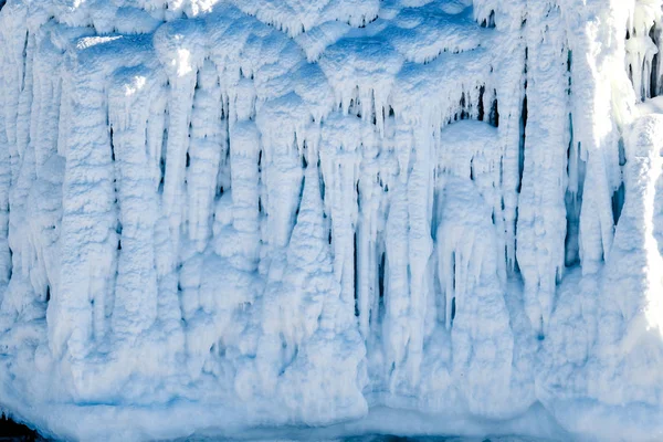 Formaciones de hielo. Formas de agua congelada . —  Fotos de Stock