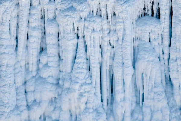 Formaciones de hielo. Formas de agua congelada . —  Fotos de Stock