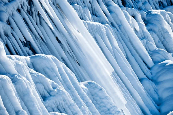 Formazioni di ghiaccio. Forme di acqua congelata . — Foto Stock