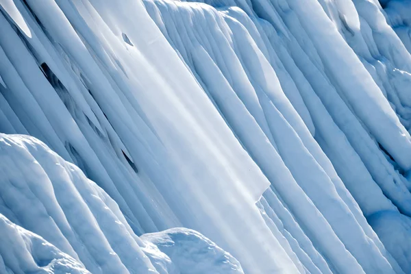 Formazioni di ghiaccio. Forme di acqua congelata . — Foto Stock