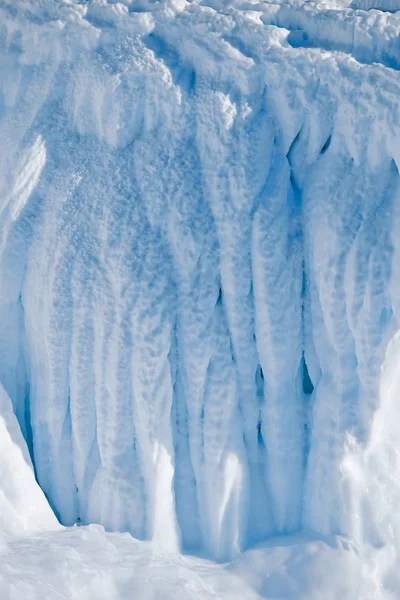 Formacje lodu. Formy zamrożonej wody. — Zdjęcie stockowe