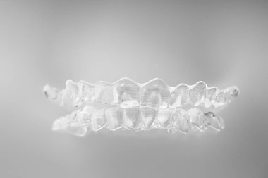 Görünmez ortodonti kozmetik parantez, diş hizalayıcılar