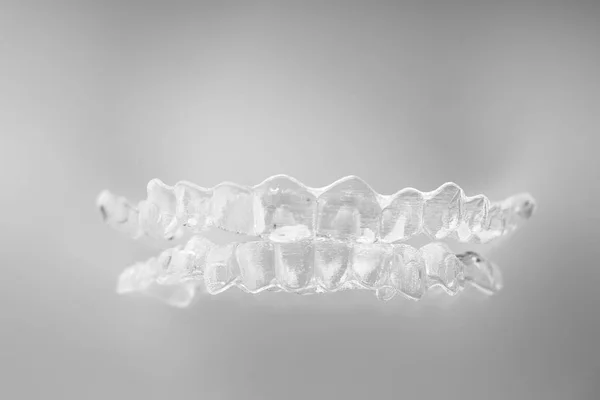 Unsichtbare kieferorthopädische kosmetische Brackets, Zahnausrichtungen — Stockfoto