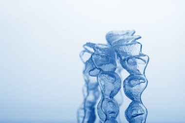 Görünmez ortodonti kozmetik parantez, diş hizalayıcılar