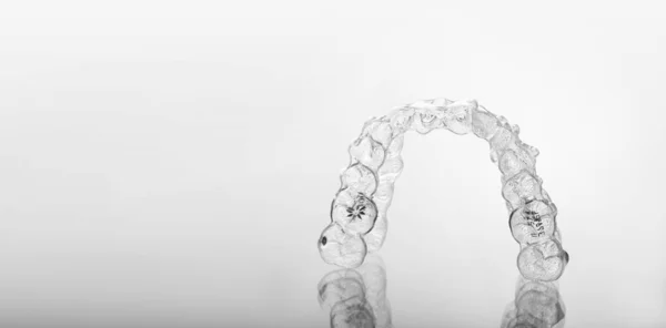 Ortodoncia invisible soportes cosméticos, alineadores de dientes — Foto de Stock