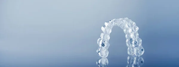 Невидимые ортодонтические косметические скобки, зубные выравниватели — стоковое фото