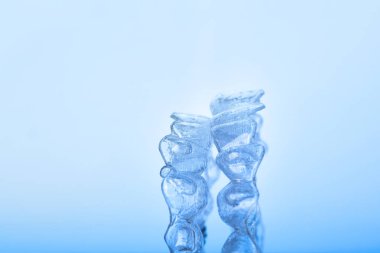 Görünmez ortodonti kozmetik parantez, diş hizalayıcılar.