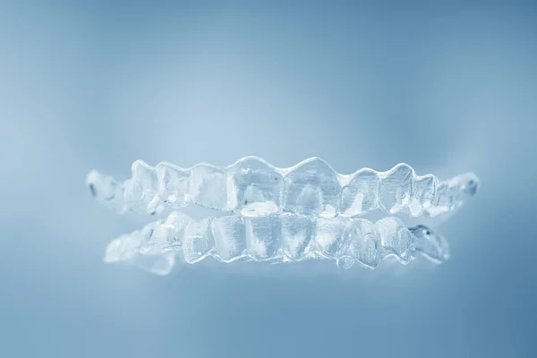 Невидимі ортодонтії косметичні кронштейни, вирівнювачі зубів . — стокове фото