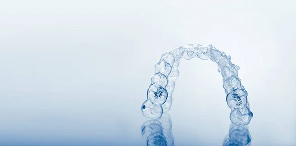 Ortodontia invisível suportes cosméticos, alinhadores de dentes . — Fotografia de Stock