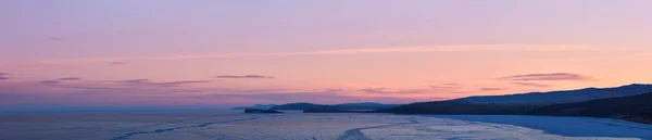 Lago congelado Baikal, ao amanhecer. Panorama paisagem inverno — Fotografia de Stock