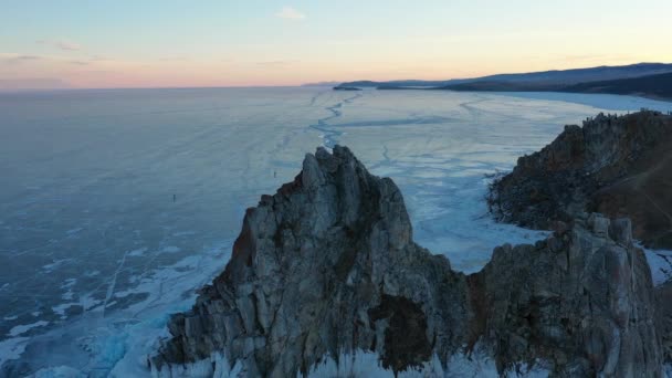 Frozen Lake Baikal Cape Burhan Shaman Rock Olkhon Island Hermoso — Vídeos de Stock