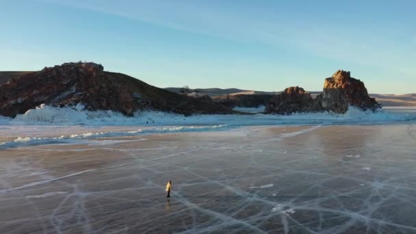 冻结的贝加尔湖 贝加尔湖 美丽的冬季风景 岩石海岸附近有清澈光滑的冰 著名的自然地标俄罗斯 蓝色透明冰 裂缝很深 — 图库视频影像