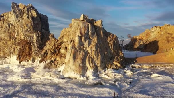 Frozen Lake Baikal Cape Burhan Shaman Rock Olkhon Island Туристи — стокове відео