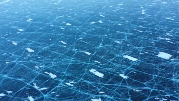 凍結湖バイカル 空中ビュー 澄んだ滑らかな氷と美しい冬の風景 有名な天然のランドマークロシア 深い亀裂の青い透明な氷 凍った湖の上からの眺め — ストック動画