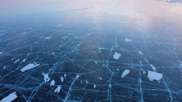 Lago congelado Baikal, Vista aérea. Hermoso paisaje de invierno con hielo liso claro. Famoso monumento natural de Rusia. Hielo azul transparente con grietas profundas, vista superior de un lago congelado . — Vídeos de Stock