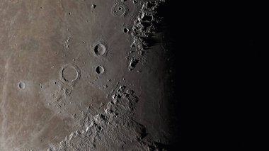 Ay yüzeyi yaklaşıyor. Kraterler ve çizgiler
