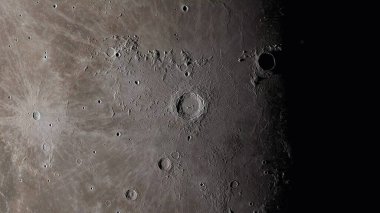 Ay yüzeyi yaklaşıyor. Kraterler ve çizgiler