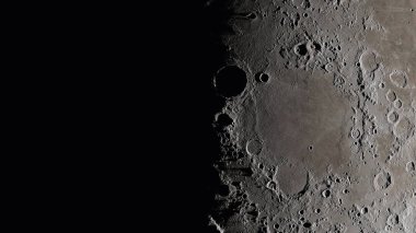 Ay yüzeyi yaklaşıyor. Kraterler ve çizgiler