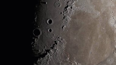 Ay yüzeyi yaklaşıyor. Kraterler ve çizgiler