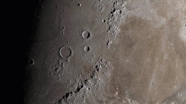 Ay yüzeyi yaklaşıyor. Kraterler ve çizgiler